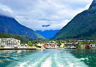 Eidfjord, Eidfjord im Herbst, umgeben von majestätischen Bergen und Wasser.