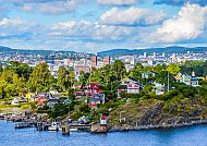 Oslo, Bunte Küstenhäuser vor der Skyline von Oslo im Herbst., Bunte Häuser und Herbstlandschaft am Oslofjord, Norwegen.
