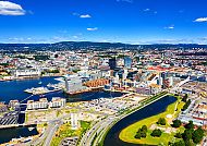 Oslo, Oslo im Herbst: Lebendige Stadtansicht mit Hafen und blauen Himmel., Panoramablick auf Oslo im Herbst bei strahlend blauem Himmel.