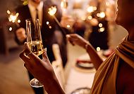 , Feierliche Silvesterparty mit Sekt und Wunderkerzen.
