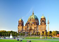 Berliner Dom im Sommer, Berliner Dom im Sommer mit Fernsehturm im Hintergrund., Berliner Dom im Sommer, strahlender Himmel und entspannte Atmosphäre.
