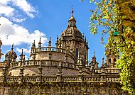 Ausflugstipp: Santiago de Compostela, Majestätische Kathedrale von Santiago de Compostela im Sonnenschein., Kathedrale von Santiago de Compostela unter blauem Himmel.