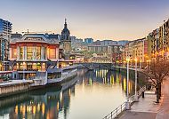 Ausflugstipp: Bilbao, Abendstimmung in Bilbao mit Blick auf die Altstadt und den Fluss., Abendstimmung am Fluss in Bilbao, malerische Architektur.