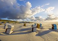 Strandkörbe, Norderney, Strandkörbe im Sonnenlicht, Norderney: Nordseeküste genießen.