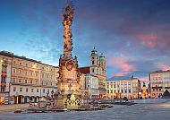 Linz, Alter Dom, Hauptplatz Linz bei Sonnenuntergang, Alter Dom im Hintergrund., Hauptplatz Linz mit Dreifaltigkeitssäule und Alter Dom bei Sonnenuntergang.