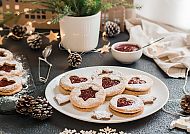 Weihnachtsspezialitäten in Linz, Weihnachtliche Linzer Kekse auf festlichem Tisch., Weihnachtliche Linzer Plätzchen auf festlich gedecktem Tisch.