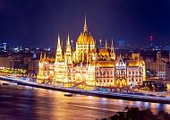 Budapest, Budapester Parlament erstrahlt nachts an der Donau.