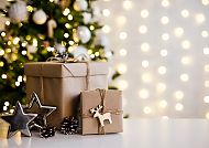 Weihnachten, Weihnachtliche Geschenke vor festlich beleuchtetem Tannenbaum., Weihnachtliche Geschenke vor festlich beleuchtetem Tannenbaum.