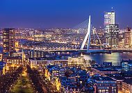 Rotterdam, Rotterdams Skyline bei Nacht mit der Erasmusbrücke.