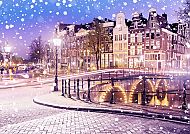 Winterliches Amsterdam, Winterliches Amsterdam mit schneebedeckten Grachten und Lichtern.