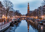 Romantische Abendstimmung an Amsterdams Grachten im Winter.