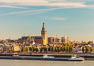 Nijmegen am Fluss mit beeindruckender Skyline und historischem Turm.