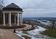 Rüdesheim im Winter mit Blick auf den Rhein und Pavillon.
