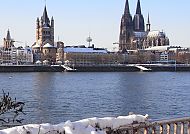Köln, Winterlicher Blick auf den Kölner Dom am Rhein.
