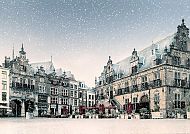 Verschneiter Marktplatz in Nijmegen, festliche Weihnachtsstimmung.