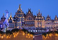 Weihnachtlich beleuchteter Grote Markt in Antwerpen bei Dämmerung.