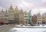 Schneebedeckter Grote Markt in Antwerpen mit Brabo-Brunnen., Schneebedeckter Grote Markt in Antwerpen mit Brabo-Brunnen.