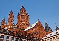 , Mainzer Dom im Winterlicht, majestätisch vor blauem Himmel., Mainzer Dom im Winterlicht vor klarem Himmel.