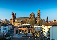 , Der Wormser Dom im Sonnenlicht, umgeben von Stadtarchitektur.