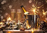 , Festliche Silvesterstimmung mit Champagner und Wunderkerzen.