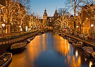 , Beleuchtete Grachten in Amsterdam bei Abenddämmerung.