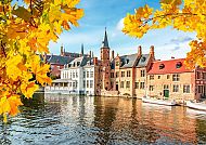 Ausflugstipp Brügge (Route 1 & 2), Herbstliche Kanalszene mit historischen Gebäuden