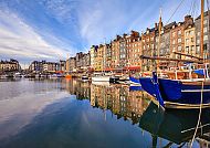 Ausflugstipp: Honfleur, Malerischer Hafen mit bunten Häusern und Booten