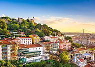 Lissabon, Lissabon-Panorama mit Castelo de São Jorge und Brücke im Sonnenlicht., Lissabon-Panorama mit Castelo de São Jorge und Brücke im Sonnenlicht.