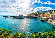Madeira, Madeira: Malerische Küstenlandschaft unter strahlendem Sonnenschein., Malerische Küstenlandschaft auf Madeira unter strahlendem Himmel.