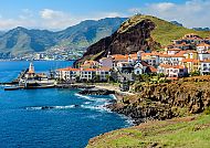 Madeira, Idyllische Küstenlandschaft von Madeira mit charmanten Häusern.