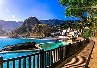 Madeira, Malerische Küstenlandschaft auf Madeira bei strahlendem Sonnenschein., Madeira: Malerische Küstenlandschaft mit blauem Meer und Bergen.