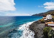 La Palma, Kanaren, Küstenlandschaft auf La Palma, Kanaren, mit blauem Meer und Häusern., Küstenlandschaft La Palmas mit blauem Meer und weißen Häusern.