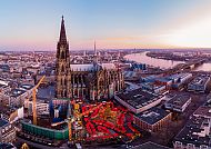 Kölner Dom bei Sonnenuntergang mit Blick auf den Rhein
