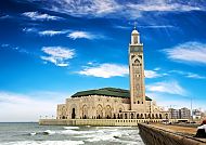 Hassan-II.-Moschee in Casablanca vor blauem Himmel