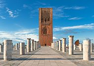 Hassan-Turm in Rabat, umgeben von Säulenreihen unter blauem Himmel