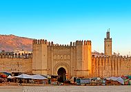 Historische Stadtmauer in Fes bei Sonnenuntergang., Stadtmauer von Fes im Abendlicht, Marokko