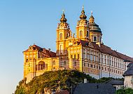 Ausflugstipp: Stift Melk, Stift Melk in goldener Abendsonne, majestätisch über der Donau.