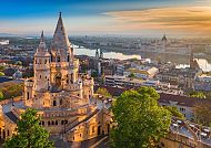 Fischer-Bastei, Budapest, Fischer-Bastei in Budapest bei Sonnenuntergang, Donauromanze 2027., Fischer-Bastei in Budapest bei Sonnenuntergang, Donau im Hintergrund.