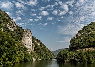 Eisernes Tor, Imposante Felsformationen am Eisernen Tor unter blauem Himmel.