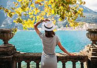 Frau genießt den Ausblick am Gardasee in Riva, Herbststimmung., Frau genießt den Blick auf den Gardasee in Riva im Herbst.