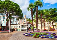 Meran, Bunte Blumen und Palmen in der Altstadt von Meran im Oktober.