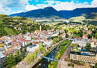 Meran, Blick über Meran mit Bergen im Hintergrund, goldener Oktober.