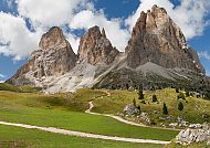 Dolomiten, Majestätische Dolomitenlandschaft unter blauem Himmel.
