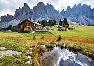 Dolomiten, Almhütte vor den majestätischen Dolomiten im goldenen Herbst.