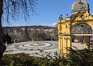 , Historische Kolonnade in Marienbad bei sonnigem Wetter.