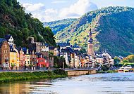 Cochem, Cochem an der Mosel mit malerischen Fachwerkhäusern und Flusslandschaft.