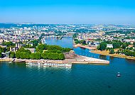 Koblenz, Deutsches Eck in Koblenz, Rhein- und Moselzauber 2027., Deutsches Eck in Koblenz bei strahlendem Sonnenschein.