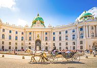 Wien, Alte Hofburg, Alte Hofburg Wien mit Pferdekutsche bei strahlendem Sonnenschein., Prachtvolle Alte Hofburg Wien mit Kutsche im Sonnenschein.
