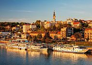 Belgrad, Belgrad im goldenen Herbstlicht, Boote am Donauufer.