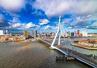 Rotterdam, Erasmusbrücke in Rotterdam unter blauem Himmel.